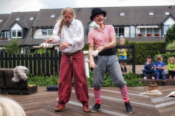 Na, wer kann es besser? Der tollpatschige Ed zeigt allen, wie die Keule schwingt.