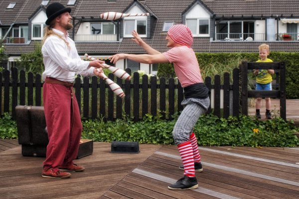 Bloß nicht ablenken lassen! Wer stellt sich hier dumm an?