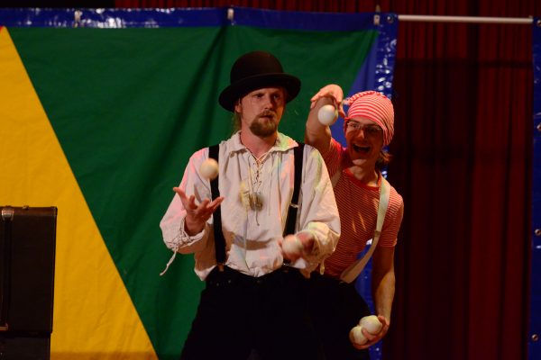 Huch, wo kommt denn dieser Ball her? Wir nennen es Partnerarbeit.